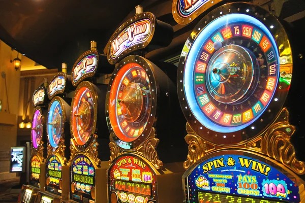 oppatoto88 mobile app showing live blackjack table with low-data mode toggle in settings